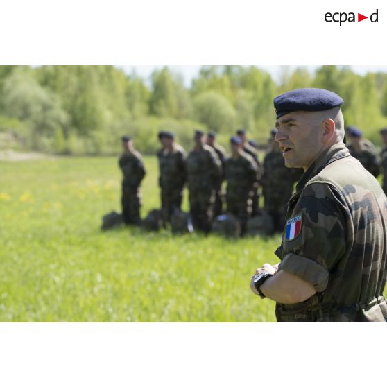 Le lieutenant-colonel Rémi Scarpa prononce un discours lors d'une revue des troupes à leur arrivée sur l'aéroport de Siauliai, en Lituanie.