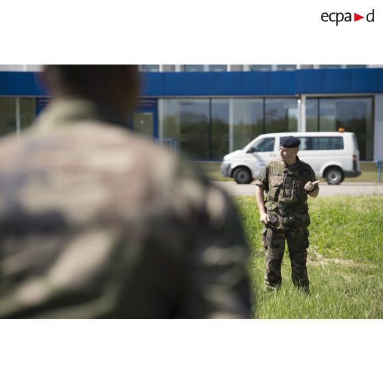 Le lieutenant-colonel Rémi Scarpa prononce un discours lors d'une revue des troupes à leur arrivée sur l'aéroport de Siauliai, en Lituanie.