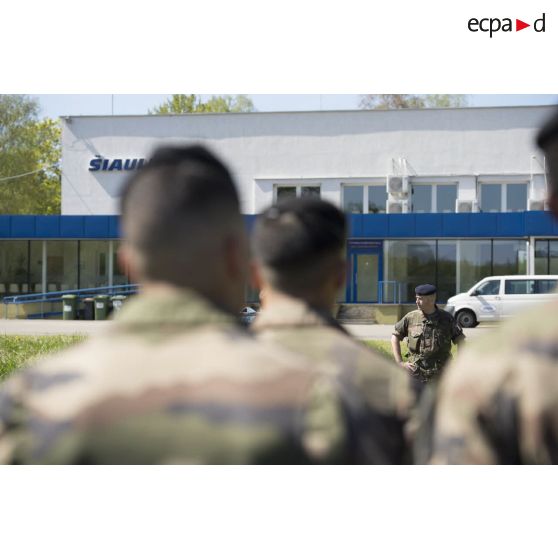 Le lieutenant-colonel Rémi Scarpa prononce un discours lors d'une revue des troupes à leur arrivée sur l'aéroport de Siauliai, en Lituanie.