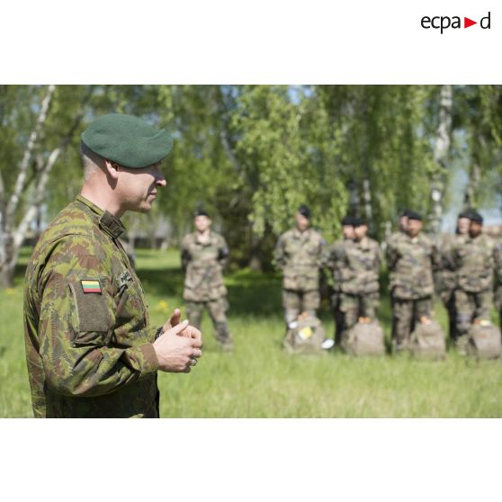 Discours du commandant Skomantas Povilionis, représentant de l'armée lituanienne, lors de l'arrivée des troupes françaises Siauliai en Lituanie.