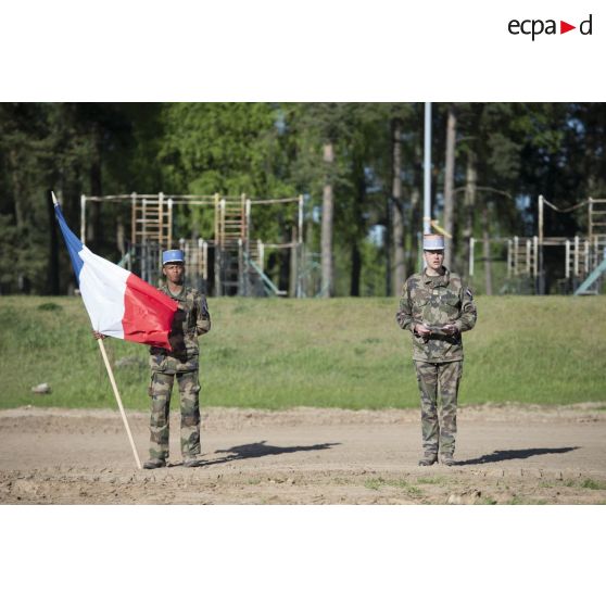 Le lieutenant-colonel Wenceslas Martin préside une cérémonie lors de la commémoration du 8 mai 1945 à Rukla.