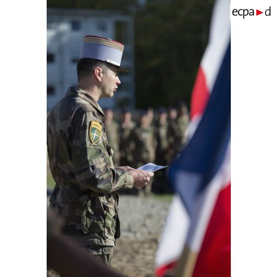 Le lieutenant-colonel Wenceslas Martin lit l'ordre du jour lors de la commémoration du 8 mai 1945 à Rukla.