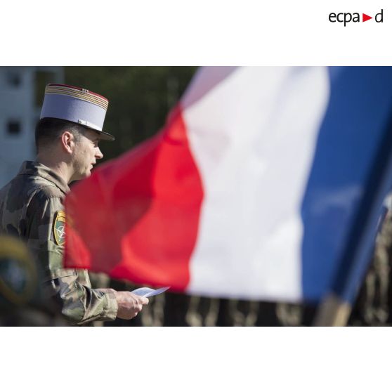 Le lieutenant-colonel Wenceslas Martin lit l'ordre du jour lors de la commémoration du 8 mai 1945 à Rukla.