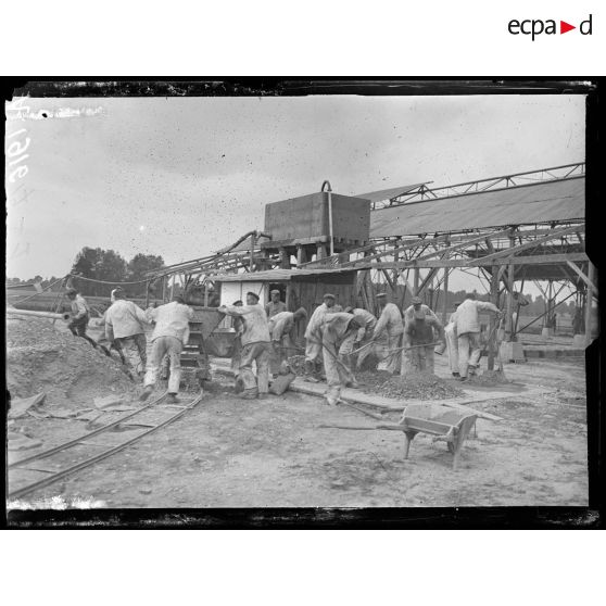 La Maltournée. Près Sarry. Marne. Dépôt de rails de 0,60. Prisonniers préparant le béton. [légende d'origine]