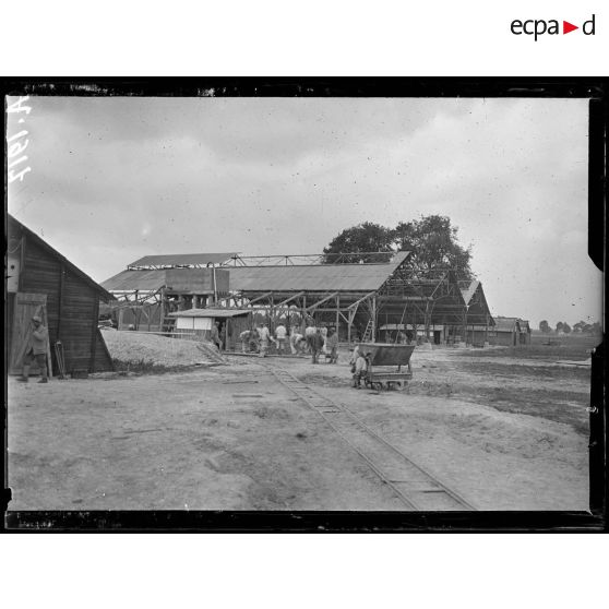 La Maltournée. Près Sarry. Marne. Dépôt de rails de 0,60 et usine en construction. [légende d'origine]