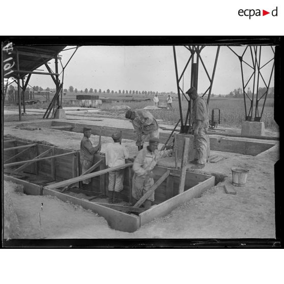 La Maltournée. Près Sarry. Marne. Construction de voix de 0,60. Utilisation de la main d'oeuvre allemande. Montage du ciment armé. [légende d'origine]