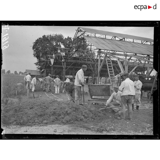 La Maltournée. Près Sarry. Marne. Construction de voix de 0,60. Chargement de wagonnets. [légende d'origine]