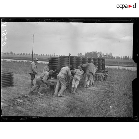 La Maltournée. Près Sarry. Marne. Construction de voix de 0,60. Allemands poussant un wagonnet chargé de rails. [légende d'origine]