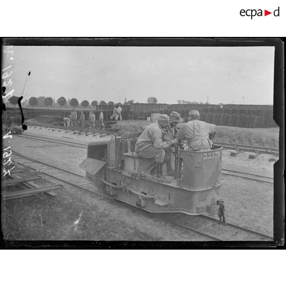 La Maltournée. Près Sarry. Marne. Le camp de prisonniers. La locomotive à moteur. [légende d'origine]