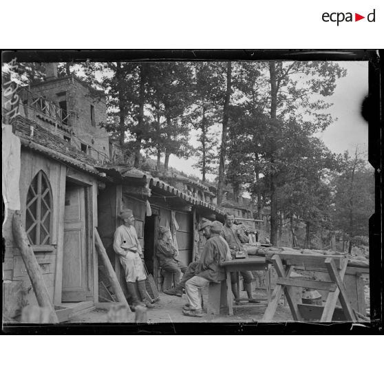 Four de Paris. Marne. P.C. Condé. P.C du colonel. Les guitounes. [légende d'origine]