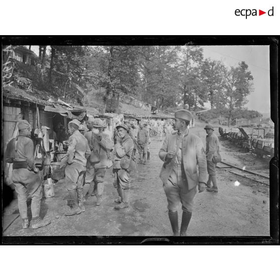 Four de Paris. Marne. P.C. Condé. P.C du colonel. A l'heure du ravitaillement. [légende d'origine]