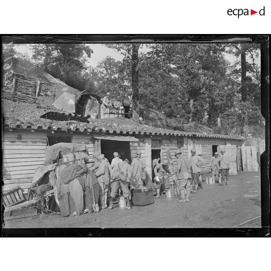 Four de Paris. Marne. P.C. Condé. P.C du colonel. Les guitounes. Le ravitaillement. [légende d'origine]