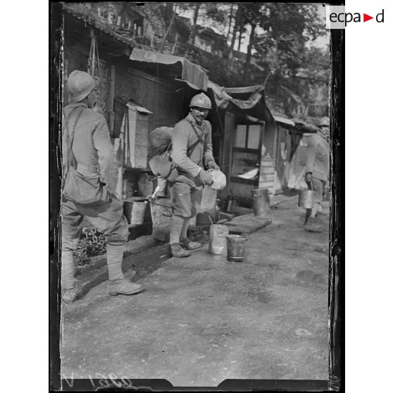 Four de Paris. Marne. P.C. Condé. P.C du colonel. Les guitounes. Le ravitaillement. Corvée de vin. [légende d'origine]