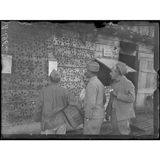 Four de Paris (Meuse). P.C. Condé. Les guitounes. La lecture du communiqué. [légende d'origine]