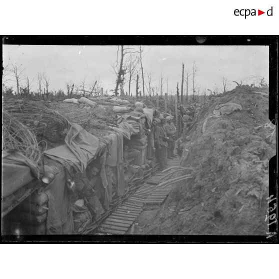 Four de Paris (Meuse). Tranchée. Bataglani. Couchettes et abris. [légende d'origine]