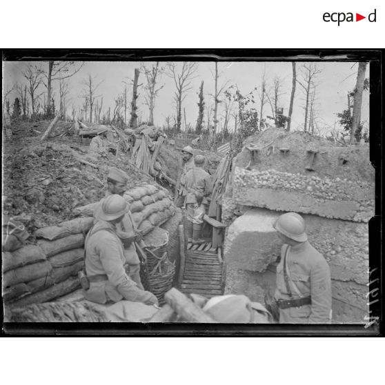 Four de Paris (Meuse). Blockhaus dans la tranchée. [légende d'origine]