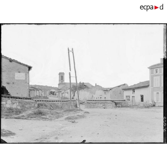 Ornes (Meuse). Vue général du village avec ses défenses. [légende d'origine]