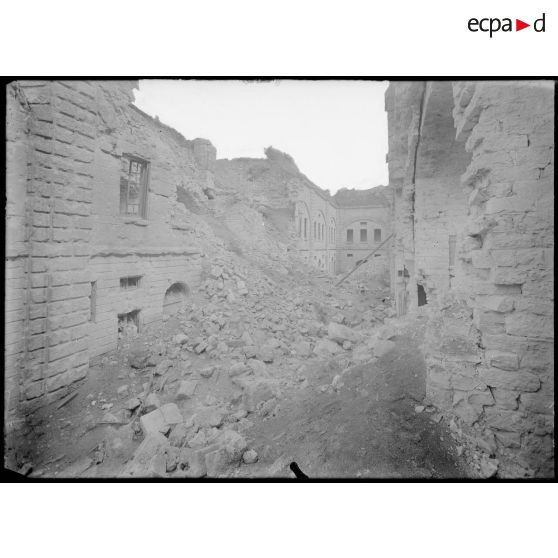 Fort de Troyon. Cour intérieure de la caserne. [légende d'origine]