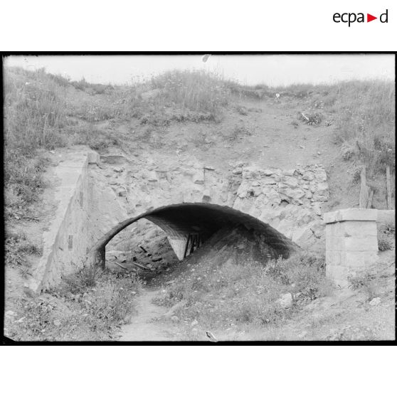 Fort de Troyon. Une voûte traversée par un obus de 305 mm. [légende d'origine]