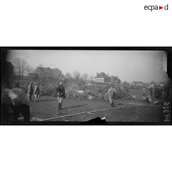 Compiègne. Avenue Gambetta. Le zeppelin deux heures après sa chute. [légende d’origine]