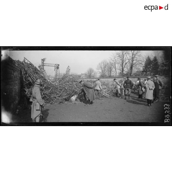 Compiègne. Officiers examinant les débris du zeppelin. [légende d’origine]