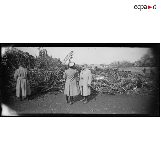 Compiègne. Un général examinant les débris du Zeppelin. [légende d’origine]