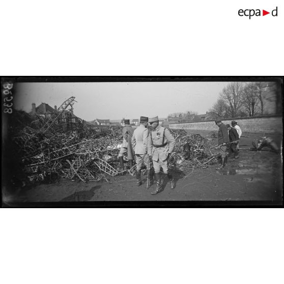 Compiègne. Avenue Gambetta. Le général de division X sur les lieux de la chute du Zeppelin. [légende d’origine]