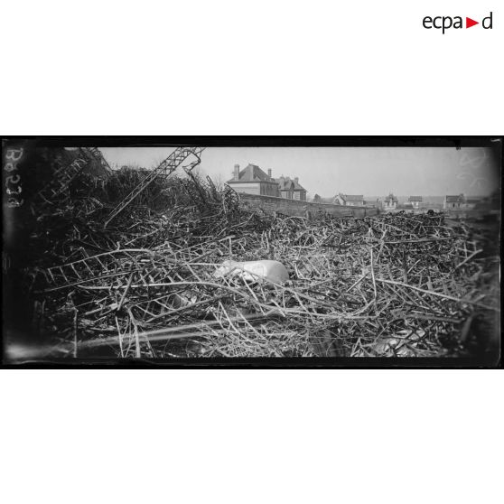 Compiègne. Avenue Gambetta. Réservoir d'essence du Zeppelin ; cadavres allemands dans les débris. [légende d’origine]