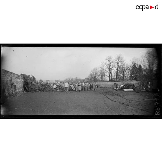 Compiègne. Avenue Gambetta. Déblaiement des débris. [légende d’origine]