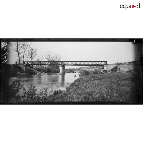 Chavonne, pont de chemin de fer détruit par les allemands et reconstruit par le Génie. [légende d'origine]