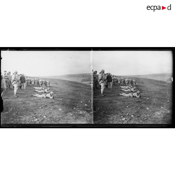 Arcis-le-Ponsard (Marne), concours de tir de la 10e Division d'infanterie, les spectateurs assistent à une épreuve dans la position du tireur couché. [légende d’origine]