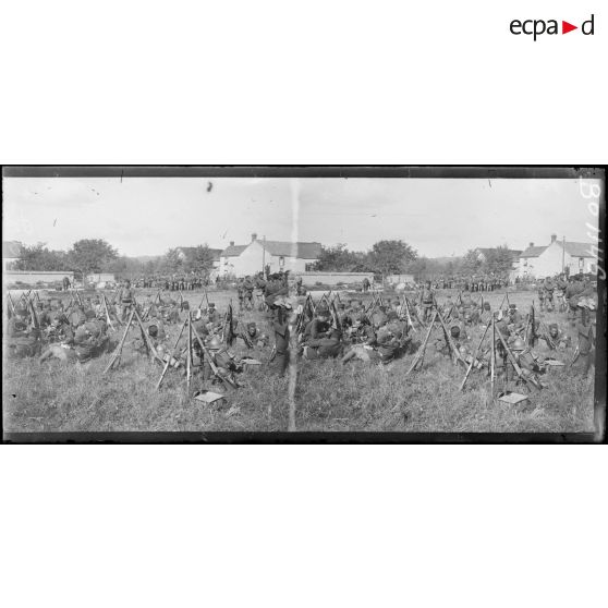 Dormans (Marne), un bataillon du 2e régiment de tirailleurs indigènes faisant la pause sur la route de Fismes. [légende d’origine]