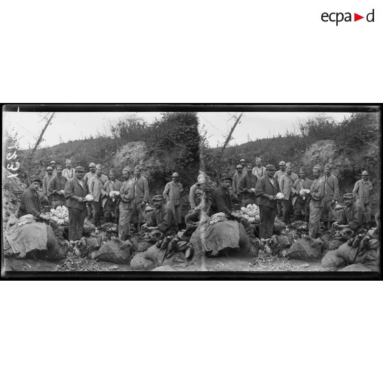 Bois des Buttes (Aisne), soldats épluchant des légumes. [légende d’origine]