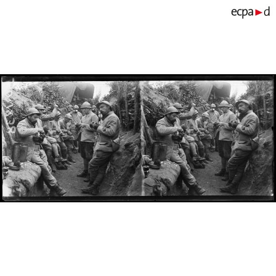 Bois des Buttes (Aisne), soldats prenant leur repas en ligne. [légende d’origine]