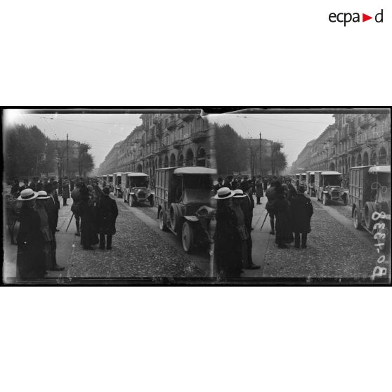 Turin. Passage des camions de la 10e armée. [légende d’origine]