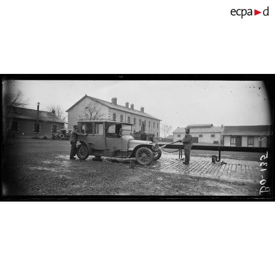 Près de Nancy. Parc automobile de D.A.L.. Lavage des voitures. [légende d'origine]