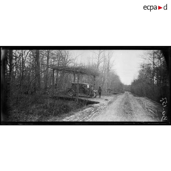 Forêt de Parroy. Route en forêt, emplacement camouflé pour garer les autos. [légende d'origine]