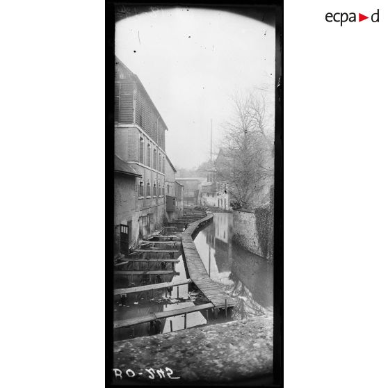 Château-Renault, près de Tours. Tannerie courroirie Peltereau et Enault et Cie. Partie de la tannerie donnant sur la rivière pour le lavage. [légende d’origine]