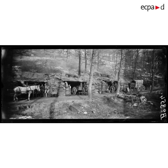 En forêt de Laigue, région de Tracy le Val - Bailly. Au ravin de Bimont. Un coin du cantonnement. [légende d'origine]