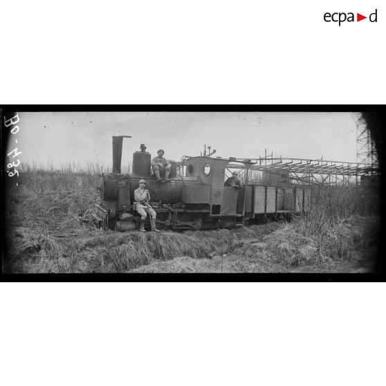 Près de la ferme Moufflaye (au dessus de Vic-sur-Aisne). Locomotive autrichienne abandonnée par les Allemands à proximité des 1res lignes. [légende d'origine]