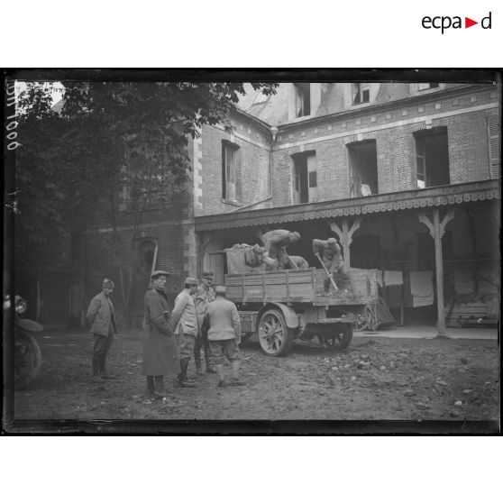 Abbeville, Somme, une équipe de prisonniers allemands au travail. [légende d'origine]