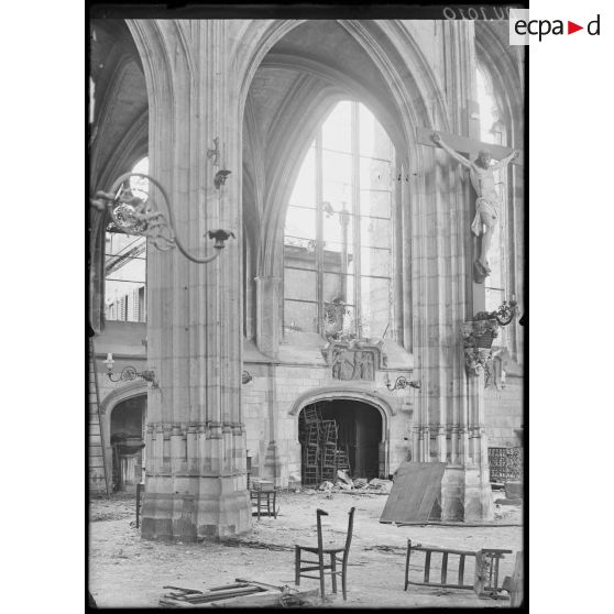 Amiens, Somme, église Saint-Germain après le bombardement. [légende d'origine]