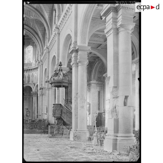 Amiens, Somme, église Saint-Rémi après le bombardement. [légende d'origine]