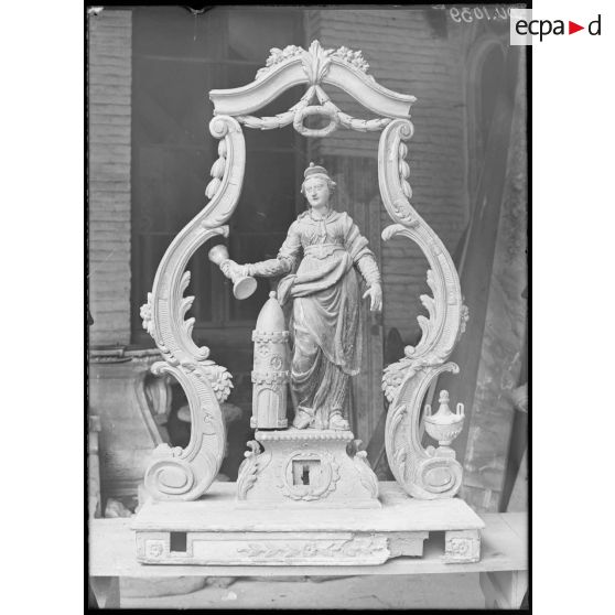 Flêtre, Nord, statuette "La Foi" sous un dais en bois doré. [légende d'origine]