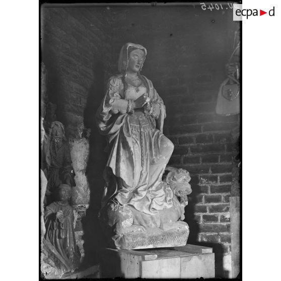 Ignacourt, Somme, statue de Sainte Marguerite. [légende d'origine]