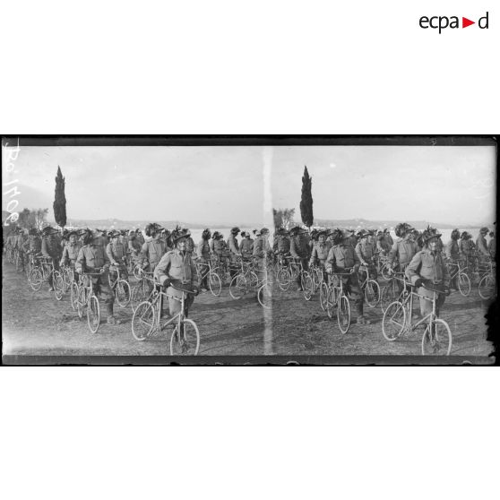 Près de Desenzano. Compagnie cycliste de bersagliers rassemblée pour le départ au lac de Garde. [légende d'origine]