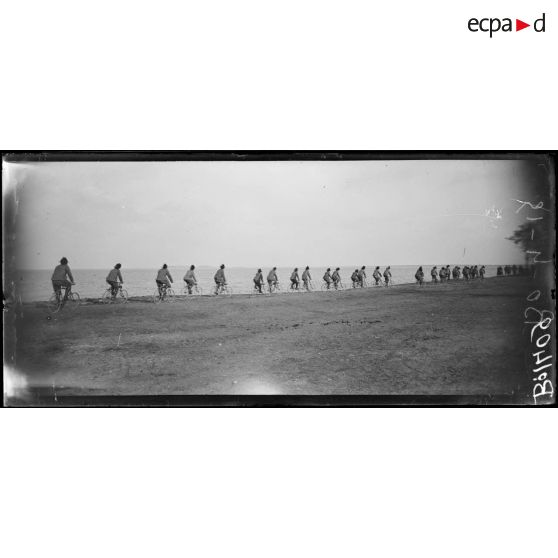 Près de Desenzano (lac de Garde). L'arrivée d'une compagnie cycliste de bersagliers. [légende d'origine]