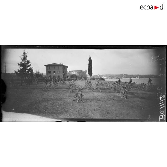 Près de Desenzano. L'arrivée d'une compagnie cycliste de bersagliers. Pendant la pause. [légende d'origine]