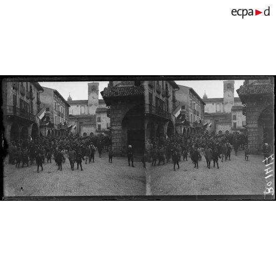 Desenzano. Dans la rue principale, le 78e régiment d'infanterie défile musique en tête. [légende d'origine]