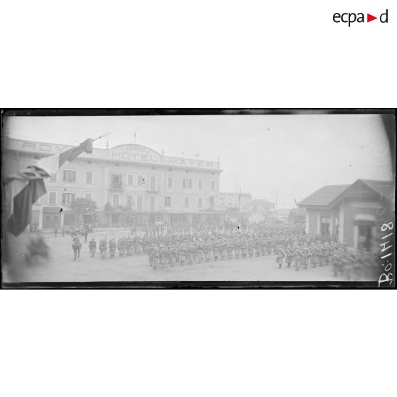 Desenzano. La présentation du drapeau du 78e régiment d'infanterie française après le défilé. [légende d'origine]